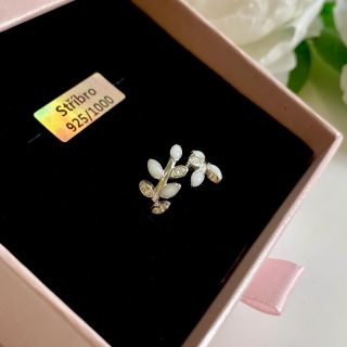 One of our most popular designs in silver Ag925. Stříbrný prstýnek LISTY - Nastavitelné + MM + Barva Krystalu:...